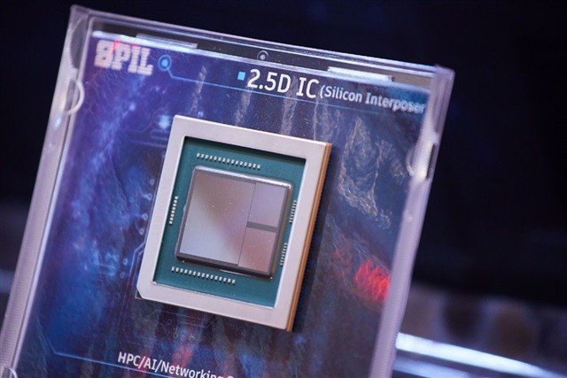 Nittobo là lời nhắc nhở về cách những nhà sản xuất vật liệu tưởng chừng như mờ nhạt lại đóng vai trò nền tảng cho toàn bộ chuỗi cung ứng công nghệ toàn cầu. Nhật Bản là quê hương của nhiều công ty như vậy: Ajinomoto Build-up Film cần thiết trong mọi cơ chất chip cao cấp, các chất cảm quang cao cấp của Shin-Etsu và JSR quan trọng cho sản xuất chip tiên tiến, hay CCL tiên tiến của Resonac được sử dụng trong tất cả máy chủ cao cấp.