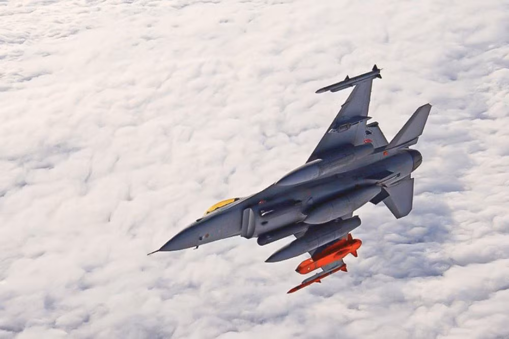 Điểm nhấn là liên kết dữ liệu mạng (datalink) cho phép cập nhật mục tiêu thời gian thực, thậm chí hỗ trợ tấn công phối hợp với các vũ khí khác. Đầu đạn nặng 140kg loại nổ mảnh cao (high-explosive fragmentation) hoặc xuyên giáp (semi-armor-piercing) đủ sức vô hiệu hóa tàu khu trục cỡ trung, biến tên lửa SOM-J thành "người hùng" trong các cuộc tác chiến hiện đại tại eo biển Aegean hay Biển Đen.