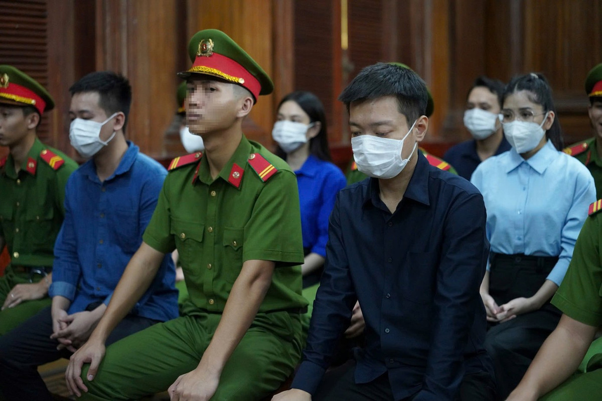 5 bị cáo tại phiên tòa chiều 19/11. Ảnh: Phạm Thọ.