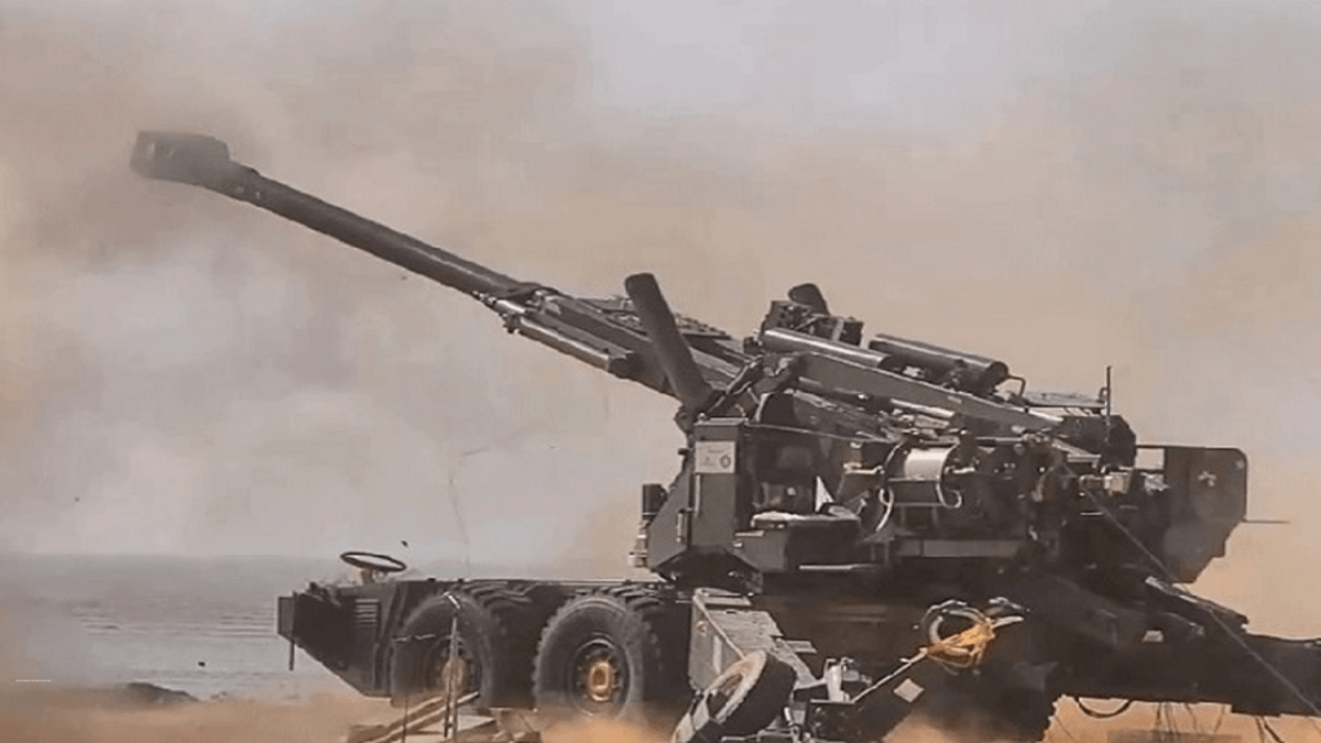 Được Tổ chức Nghiên cứu và Phát triển Quốc phòng (DRDO) tại Cơ sở Nghiên cứu và Phát triển Xe cộ (VRDE) ở Ahmednagar phát triển, MGS dựa trên Hệ thống Pháo binh Kéo tiên tiến (ATAGS), hiện đang được đặt hàng để hiện đại hóa các trung đoàn pháo binh của Quân đội.