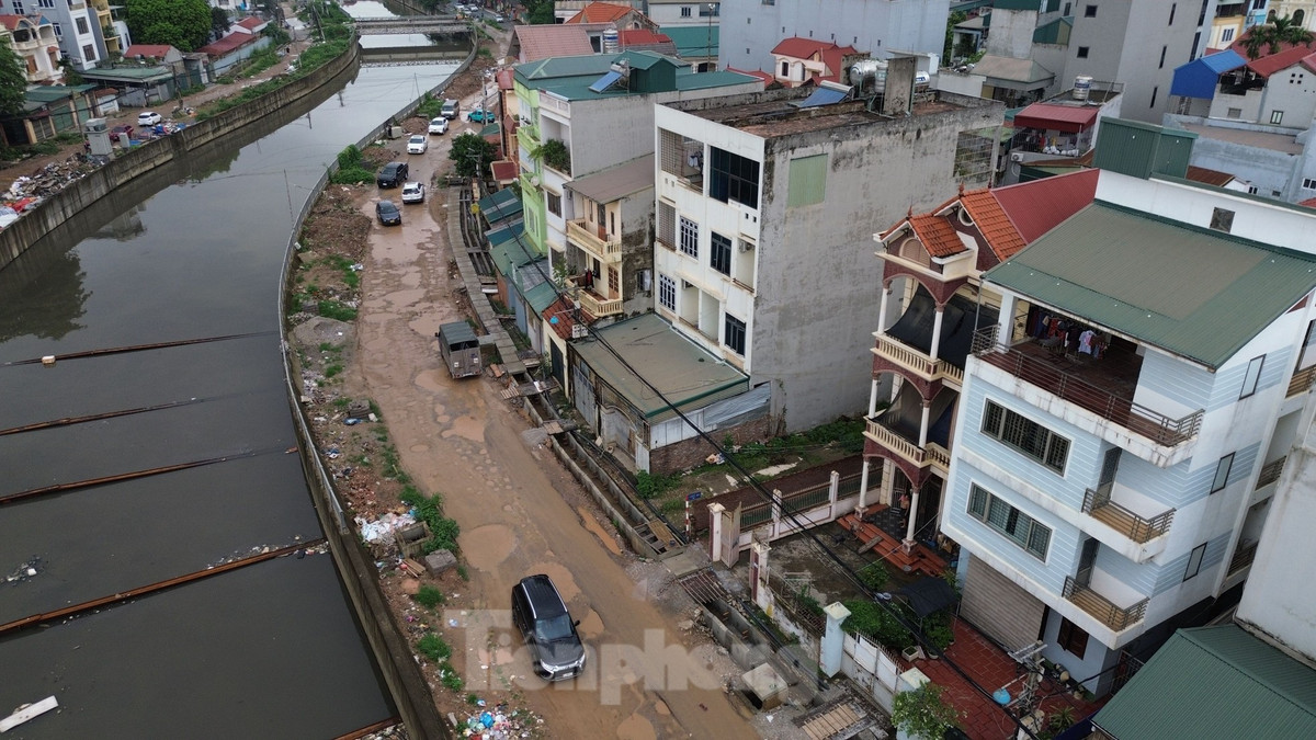 Đoạn đường Ngô Quyền đang tạm dừng thi công, phương tiện tham gia giao thông di chuyển rất khó khăn.