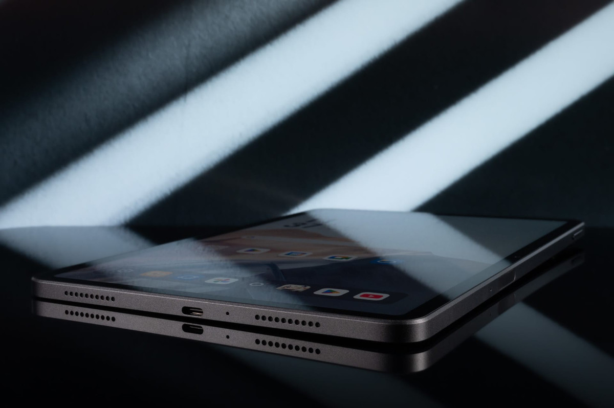 Máy được trang bị tới 4 loa ngoài được đặt ở 4 cạnh và có buồng âm 6,4cc, hỗ trợ chuẩn âm thanh DTS:X. Âm thanh thực tế phát tra khá lớn, rõ ràng và có độ tách lớp tốt khi chơi game hay xem phim.