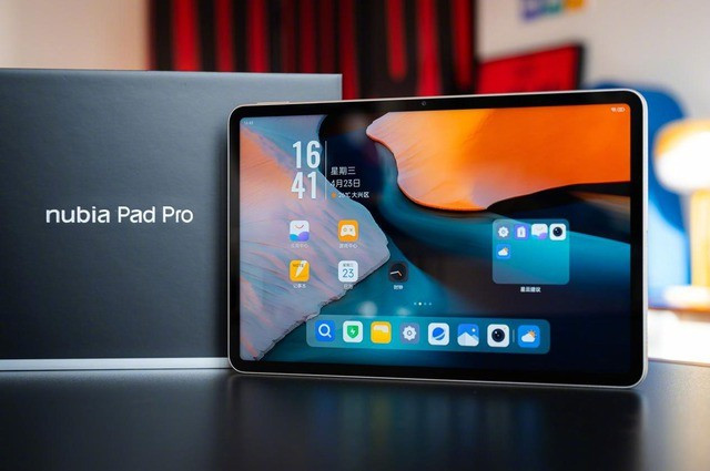 Ấn tượng đầu tiên về sản phẩm này chính là ngoại hình vuông vức và hiện đại, mang hơi hướng tối giản và chắc chắn. Máy sử dụng khung viền và mặt lưng hoàn toàn từ chất liệu kim loại, mang đến cảm giác cao cấp khi cầm trên tay.