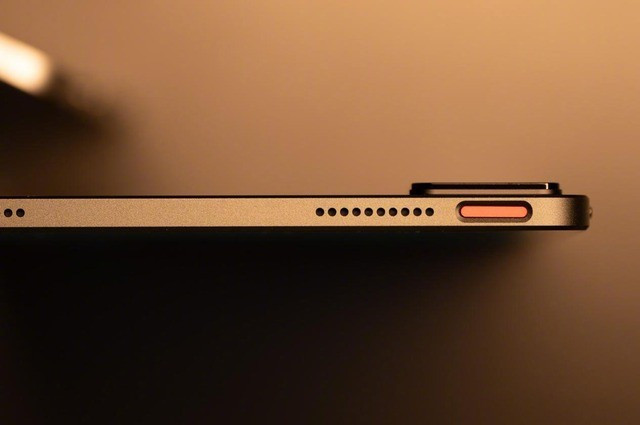 Ngoài bút cảm ứng, người dùng có thể gắn thêm bàn phím rời để tăng tính tiện dụng. Phụ kiện bàn phím được bán riêng tại Trung Quốc với giá khoảng 500 tệ (tương đương 1,8 triệu đồng), dự kiến sẽ có mặt khi sản phẩm lên kệ toàn cầu.