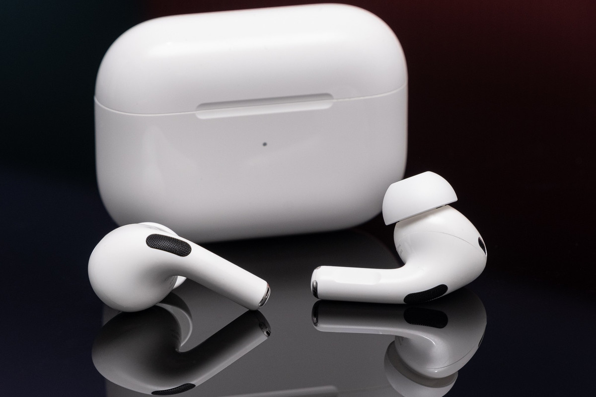 Apple là hãng có nhiều sản phẩm nhất nằm trong danh sách những thứ được lùng mua trong các đợt giảm giá. Nhiều người muốn có những sản phẩm chất lượng nhưng giá cả là thứ ngăn cách lớn nhất giữa Táo khuyết và người dùng. Prime Day là cơ hội tốt để mua AirPods Pro 2, nó được giảm hơn 2,6 triệu, để bạn có thể bỏ ra chỉ khoảng 3,8 triệu đồng.
