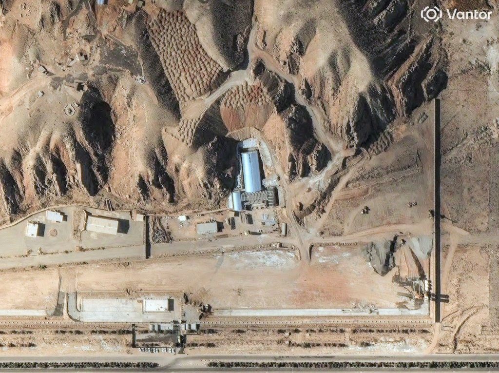 Một ảnh vệ tinh khác về Taleghan 2, chụp ngày 14/11/2025, trước khi địa điểm này được bọc bê tông và phủ đất. Ảnh vệ tinh ©2026 Vantor