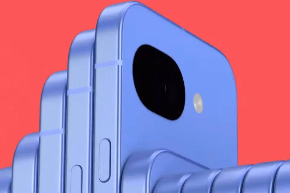 Do đó, chiếc điện thoại thông minh sắp ra mắt này vẫn giữ thiết kế tương tự với phần khuyết hình viên thuốc ở mặt sau chứa các cảm biến camera. Không giống như Pixel 9a, có một phần nhô lên xung quanh phần khuyết này, mặt lưng của Pixel 10a hoàn toàn phẳng.