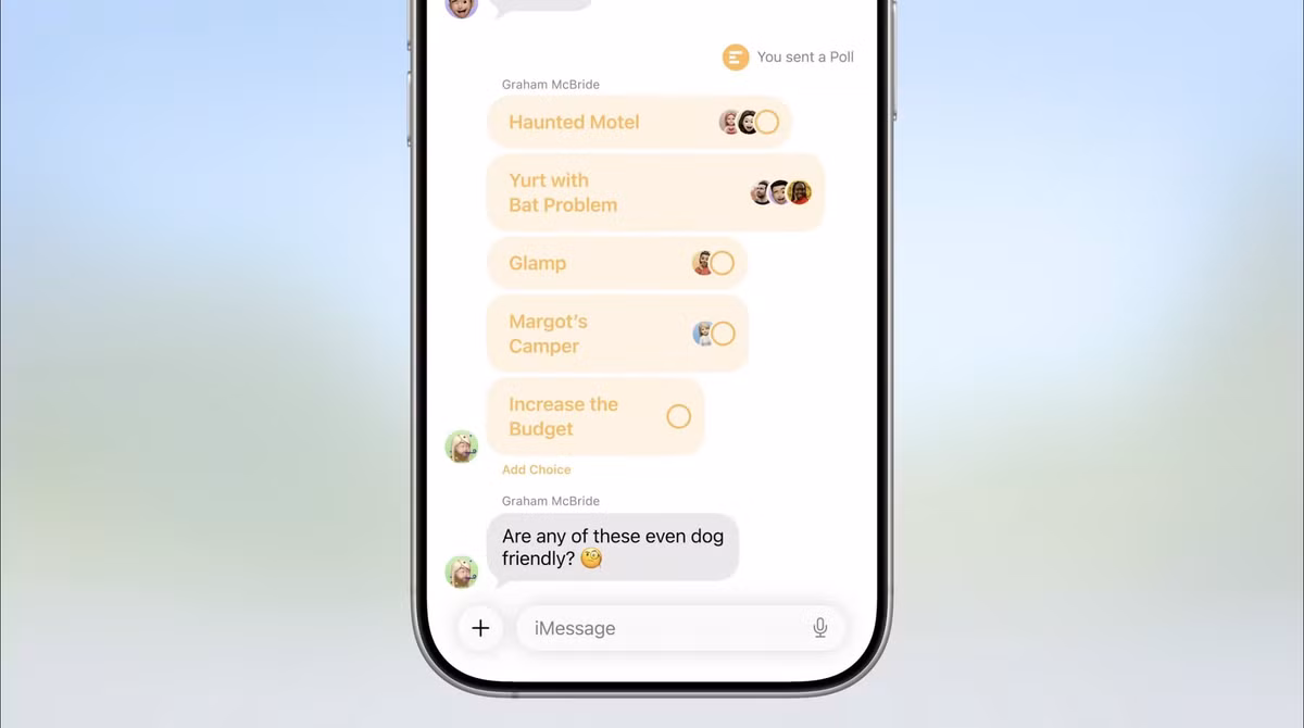  Tạo nền tin nhắn và đề xuất thăm dò ý kiến. Mặc dù bạn có thể tạo cuộc thăm dò ý kiến trong Tin nhắn trên bất kỳ mẫu iPhone nào, nhưng nếu thiết bị của bạn hỗ trợ AI, bạn sẽ thấy các đề xuất cho cuộc thăm dò có thể dễ dàng soạn thảo thông qua Apple Intelligence. Đối với Hình nền, ngoài việc lựa chọn hình ảnh có sẵn trong kho của Apple dành cho mọi người, các iPhone mới hơn còn có thể tạo hình nền tùy chỉnh bằng cách sử dụng tích hợp Image Playground.