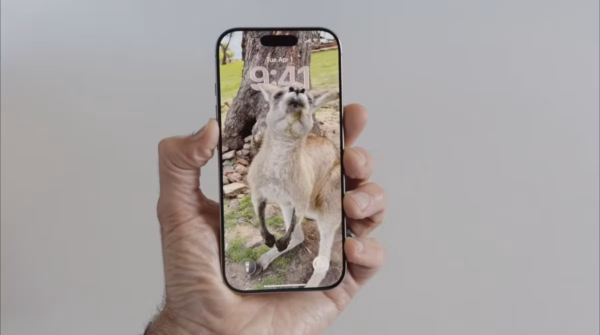 Phím tắt Action với sức mạnh AI. Ứng dụng Shortcuts của Apple đã có thêm các thao tác mới trong iOS 26 có thể khai thác các tính năng AI hiện có. Ví dụ: bạn có thể sử dụng các hành động để tạo hình ảnh, tóm tắt văn bản hoặc "chạm trực tiếp vào các mô hình Apple Intelligence để cung cấp phản hồi đưa vào lối tắt của bạn". Nếu bạn là người dùng Shortcuts, việc sử dụng Apple Intelligence sẽ mở ra những sức mạnh hoàn toàn mới mà trước đây bạn không thể có được.