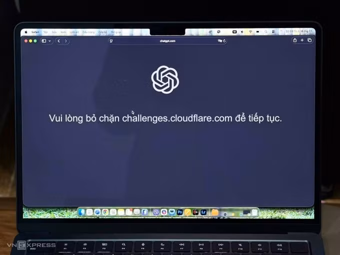 Thông báo lỗi trên website ChatGPT lúc 20h30. Ảnh: Lưu Quý