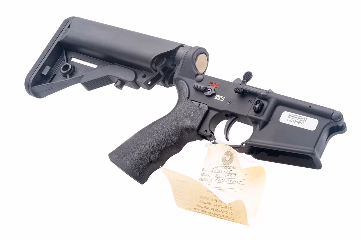 Tháng 8 năm ngoái, SOCOM đã ký hợp đồng 10 năm trị giá 92 triệu USD với LMT Defense, một công ty có trụ sở tại Iowa, để cung cấp MRGG-A. Theo yêu cầu của SOCOM, khẩu súng này được trang bị nòng có thể thay đổi, cho phép binh sĩ chuyển đổi giữa đạn 7,62mm và 6,5mm Creedmoor. ​