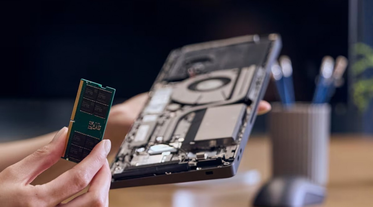 EliteBoard G1a được HP thiết kế như một chiếc bàn phím tích hợp toàn bộ phần cứng của máy tính, từ bộ xử lý AMD Ryzen AI 300 series, RAM, bộ nhớ lưu trữ, quạt tản nhiệt cho tới loa, micro và các cổng kết nối. Người dùng chỉ cần cắm thiết bị này vào màn hình ngoài, tối đa hai màn hình 4K, bật chuột Bluetooth đi kèm là có thể làm việc ngay.