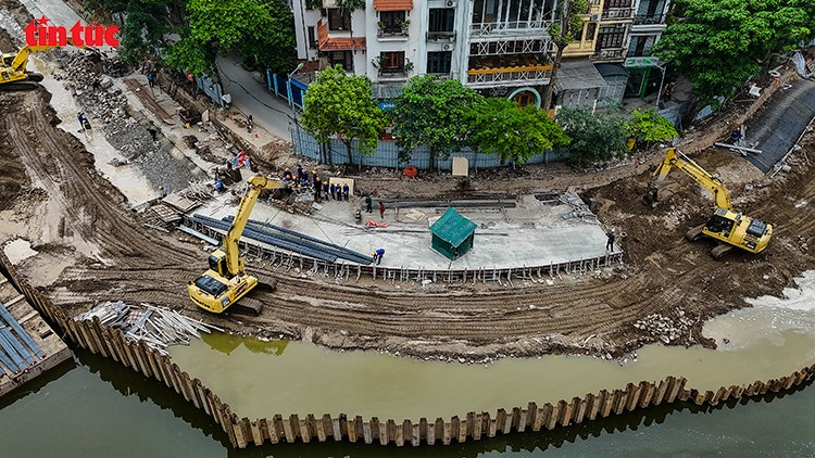 Phương tiện, máy móc, vật liệu xây dựng và công nhân làm việc hết công suất nhằm đảm bảo tiến độ, chất lượng công trình.