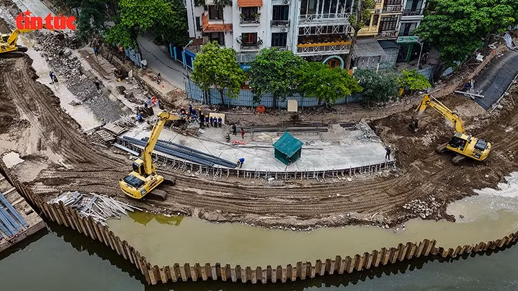 Phương tiện, máy móc, vật liệu xây dựng và công nhân làm việc hết công suất nhằm đảm bảo tiến độ, chất lượng công trình.