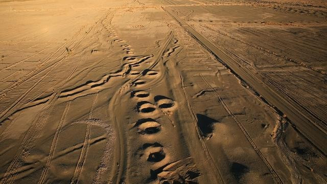 Tính độc đáo của di sản Iran không chỉ nằm ở những tàn tích đế chế, mà còn ở kỹ thuật thích nghi với môi trường tự nhiên. Hệ thống dẫn nước ngầm Qanat của Ba Tư, trải dài khắp đất nước, vận chuyển nước từ vùng núi xuống sâu trong sa mạc thông qua các công trình chuyển hướng nước ngầm, tạo thành một hệ thống cấp nước đã tồn tại hàng nghìn năm.