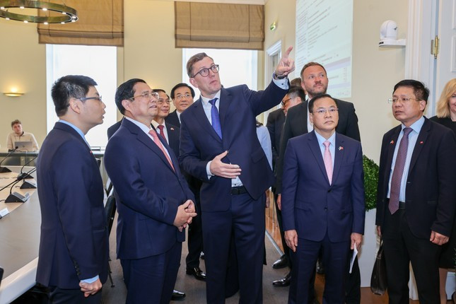 Thủ tướng Kristen Michal mời Thủ tướng Phạm Minh Chính tham quan Văn phòng Thủ tướng. Ảnh: VGP