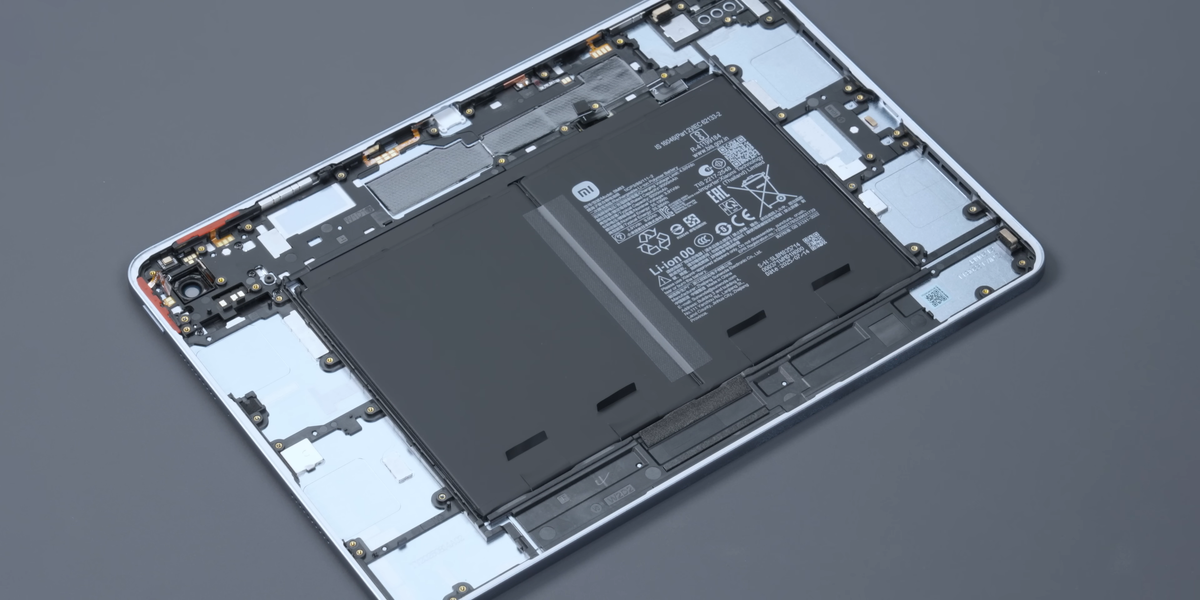 Pin cũng là điểm đáng khen. Máy có viên pin 9.200 mAh kèm sạc nhanh 67 W. Với các tác vụ phổ biến như xem video, lướt web hoặc làm việc nhẹ, máy có thể dùng khá lâu trong một ngày. Trong một số thử nghiệm phát video liên tục, tablet này thậm chí có thể hoạt động hơn một ngày trước khi cần sạc lại.