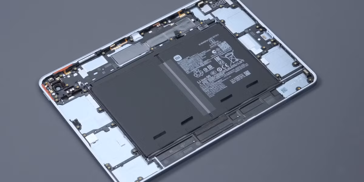 Pin cũng là điểm đáng khen. Máy có viên pin 9.200 mAh kèm sạc nhanh 67 W. Với các tác vụ phổ biến như xem video, lướt web hoặc làm việc nhẹ, máy có thể dùng khá lâu trong một ngày. Trong một số thử nghiệm phát video liên tục, tablet này thậm chí có thể hoạt động hơn một ngày trước khi cần sạc lại.