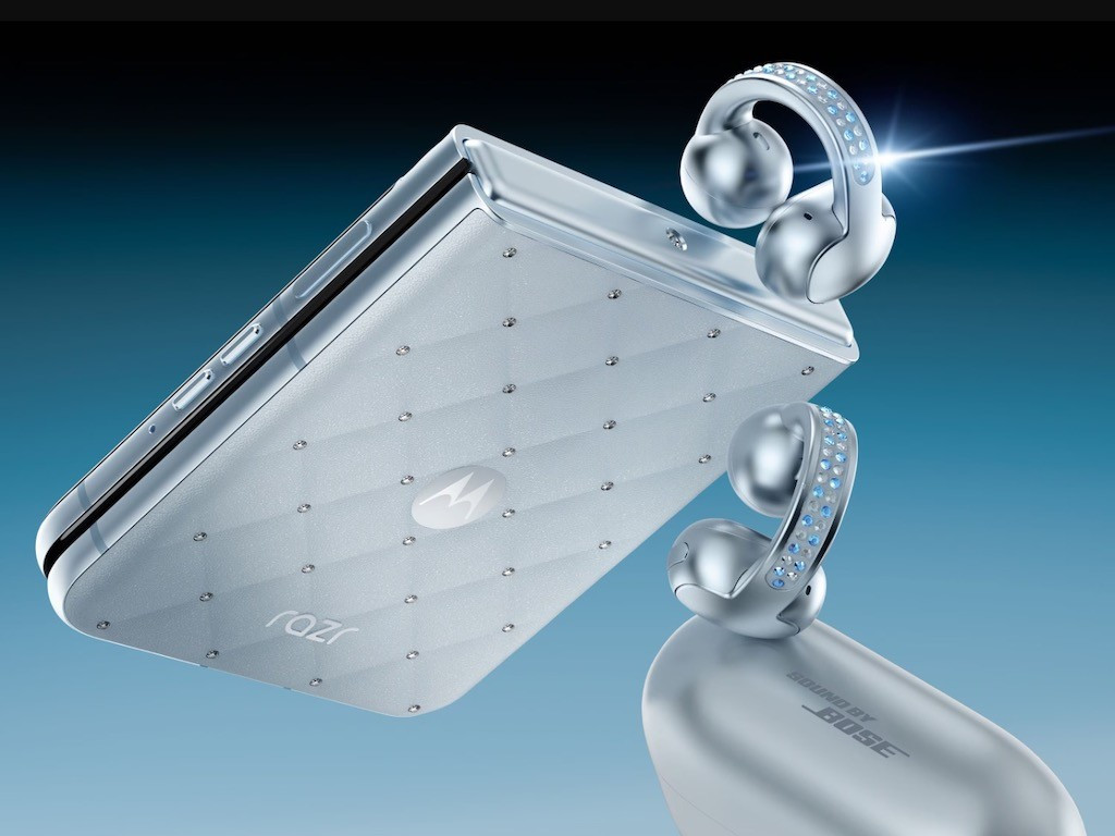 Bộ sưu tập bao gồm hai thiết bị – điện thoại Motorola Razr 2025 (hay còn gọi là Motorola Razr 60) và tai nghe không dây Moto Buds Loop.