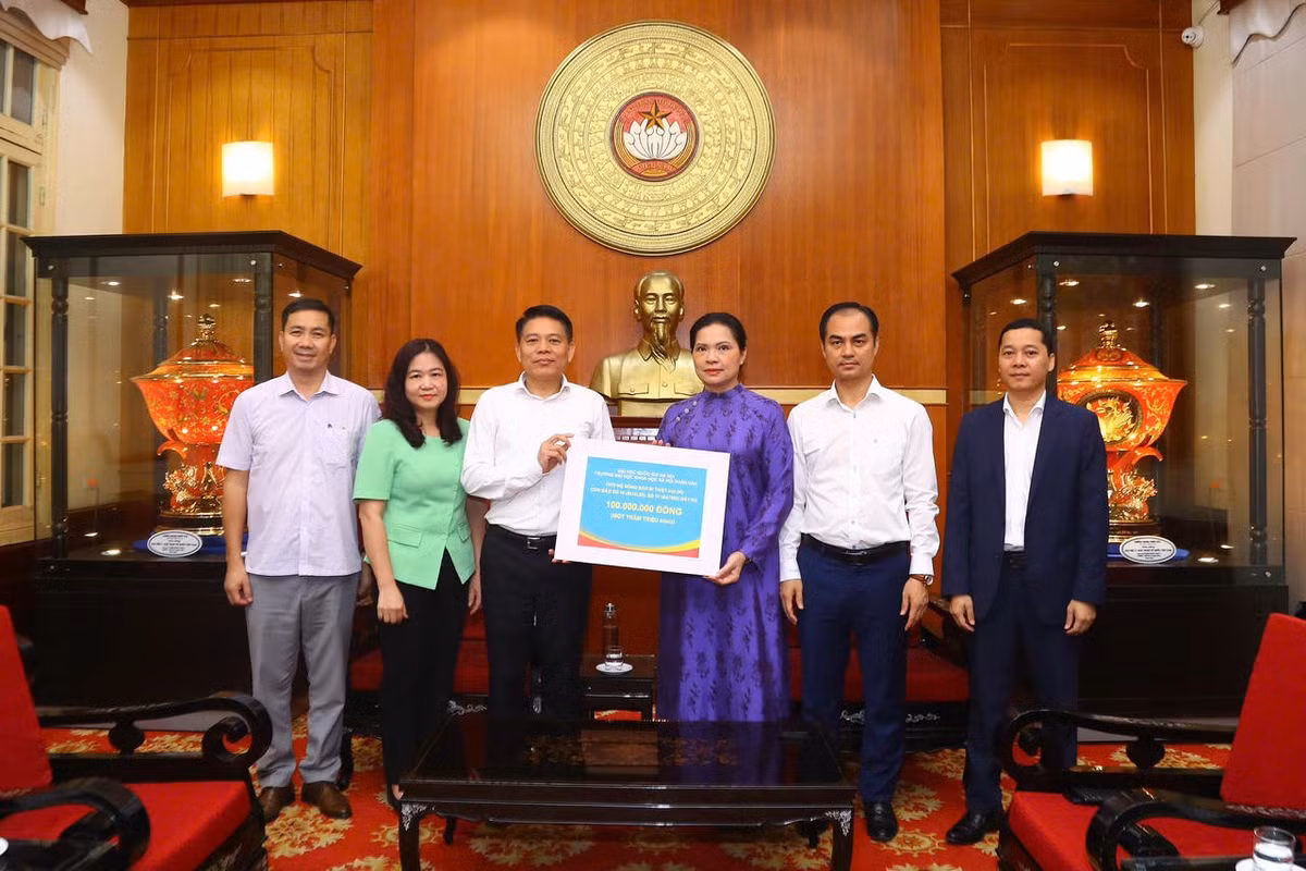 Phó Chủ tịch Hà Thị Nga tiếp nhận từ Trường Đại học Khoa học Xã hội và Nhân văn. Ảnh: Lê Khánh.