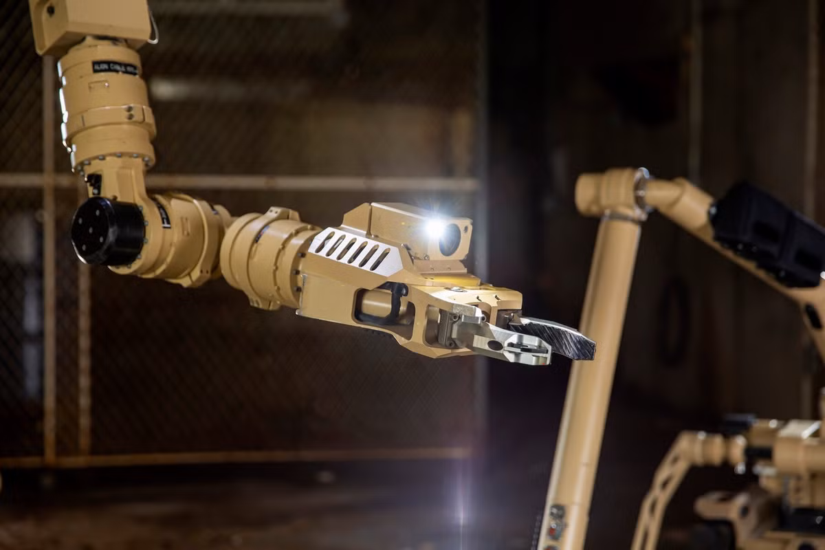 Được cả Hải quân và Thủy quân lục chiến công nhận về sự khéo léo và hiệu suất vượt trội, hệ thống robot L3Harris T7 sẽ mang lại cho họ lợi thế đáng kể trong các nhiệm vụ xử lý vật liệu nổ khó khăn nhất,” Dave Kornick, chủ tịch bộ phận tình báo và an ninh mạng, hệ thống không gian và nhiệm vụ của L3Harris, cho biết trong một tuyên bố với Defense News.