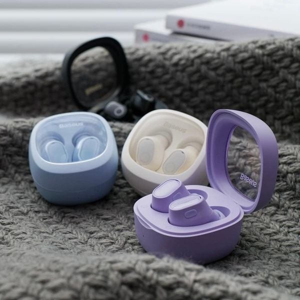 Baseus Bowie WM02 gây ấn tượng với phần case sạc trong suốt, nhiều màu sắc trẻ trung. Tuy nhiên, thiết kế này dễ trầy xước sau thời gian sử dụng.