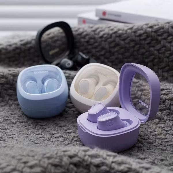 Baseus Bowie WM02 gây ấn tượng với phần case sạc trong suốt, nhiều màu sắc trẻ trung. Tuy nhiên, thiết kế này dễ trầy xước sau thời gian sử dụng.