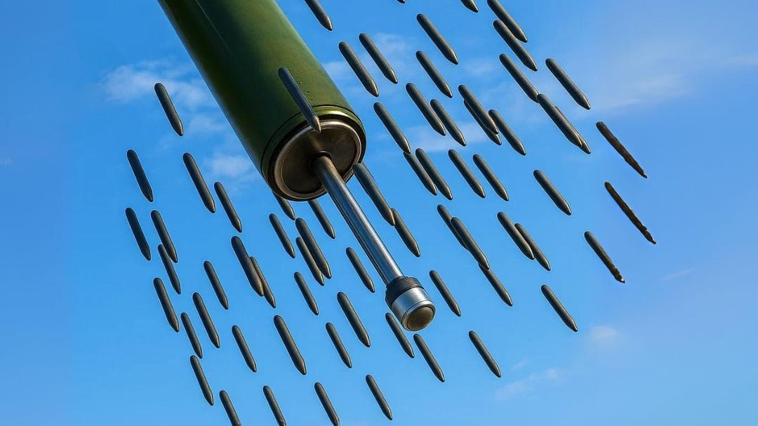 Vũ khí này đôi khi được gọi là bom mất điện hoặc bom mềm vì tác động trực tiếp của nó chủ yếu giới hạn ở cơ sở điện mục tiêu, với rủi ro tối thiểu gây ra thiệt hại tài sản thế chấp ngay lập tức.