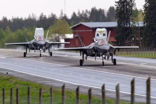 Italy triển khai tiêm kích F-35B tham gia diễn tập Imminent Field 26, đánh dấu lần đầu phiên bản này cất hạ cánh trên đường cao tốc ở Phần Lan.