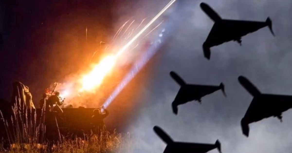 Trên thực địa, Shahed-136 từ lâu đã là nỗi ám ảnh của phòng không Ukraine. Được Nga gọi bằng tên Geran-2, chiếc UAV này vốn do Iran thiết kế, bay bằng động cơ cánh quạt, mang theo đầu đạn và lao thẳng vào mục tiêu. Ưu điểm đáng gờm của nó không nằm ở độ chính xác hay tốc độ, mà ở chi phí sản xuất cực rẻ: khoảng 20.000 USD/chiếc vào năm 2023, trong khi Ukraine phải dùng tên lửa phòng không trị giá hàng trăm ngàn USD để đánh chặn.