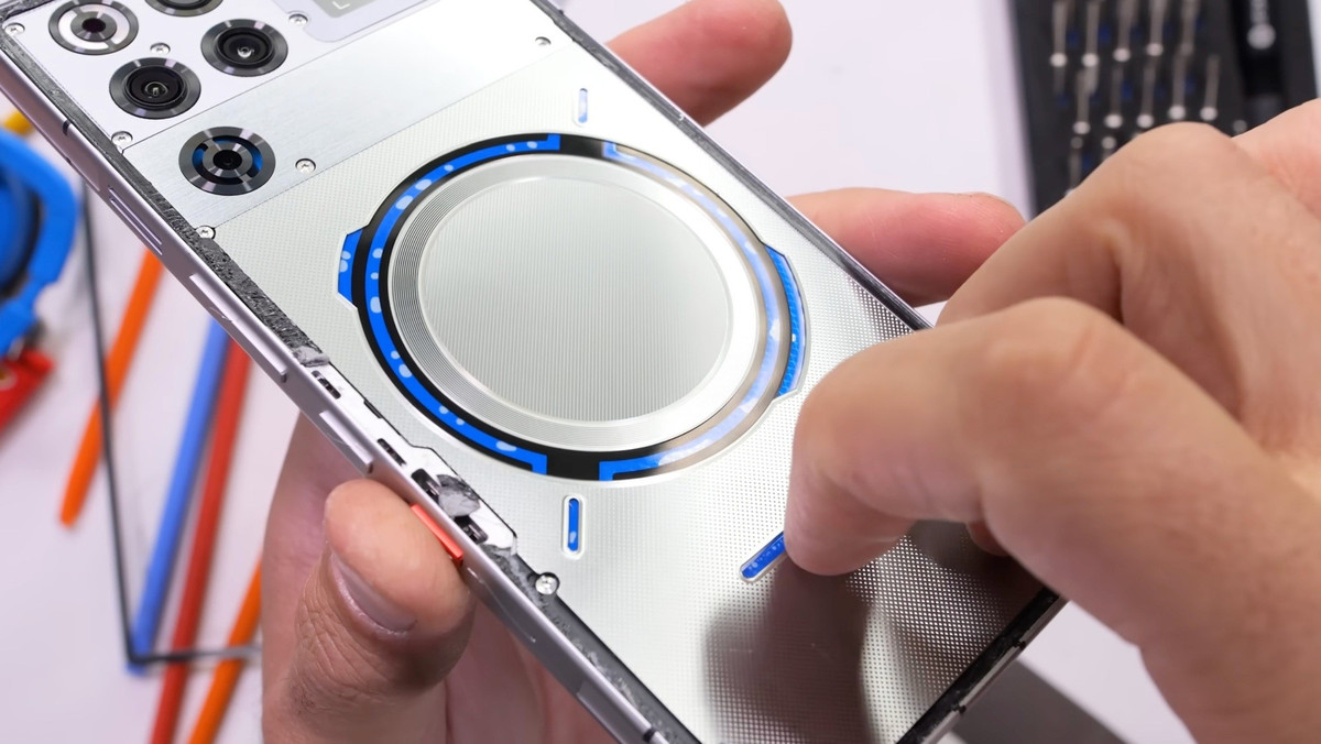 Zack Nelson từ kênh YouTube nổi tiếng JerryRigEverything đã tháo lớp vỏ sau của chiếc điện thoại gaming này và phản ứng của anh không thể nào rõ ràng hơn. Anh gọi đây là "công nghệ người ngoài hành tinh" khi toàn bộ hệ thống làm mát được lộ ra với vẻ ngoài thuộc về phim khoa học viễn tưởng hơn là một chiếc điện thoại di động.