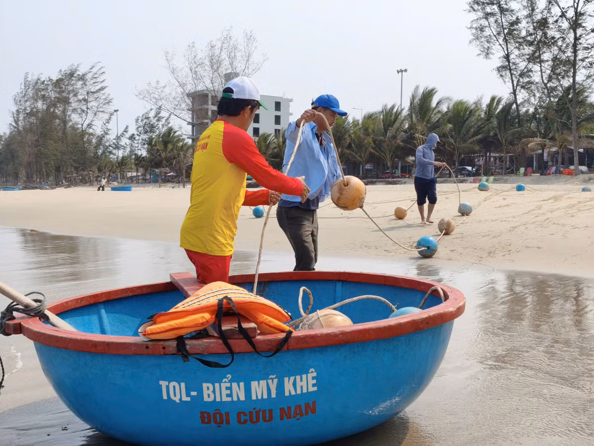 Chiều 19/4, UBND xã Tịnh Khê triển khai thả phao, thiết lập ranh giới khu vực tắm biển an toàn – một giải pháp thiết thực trong bối cảnh mùa nắng nóng đang vào cao điểm, lượng người dân và du khách đổ về biển ngày càng đông.