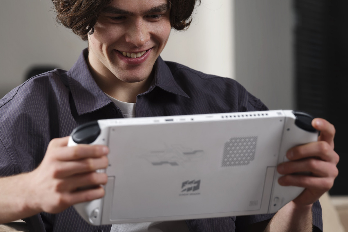 Launcher đi kèm máy có hỗ trợ Wi-Fi, Bluetooth, chế độ quạt tăng tốc và ba lựa chọn hiệu năng: Quiet, Balanced và High Performance. Ngoài ra còn có trình quản lý 3D Game Mod, liệt kê các tựa game tương thích như Hogwarts Legacy, Skyrim Special Edition, Sniper Elite 4, Assassin’s Creed Odyssey… Nhiều game có thể chạy ở chế độ 3D mà không cần tối ưu thêm.