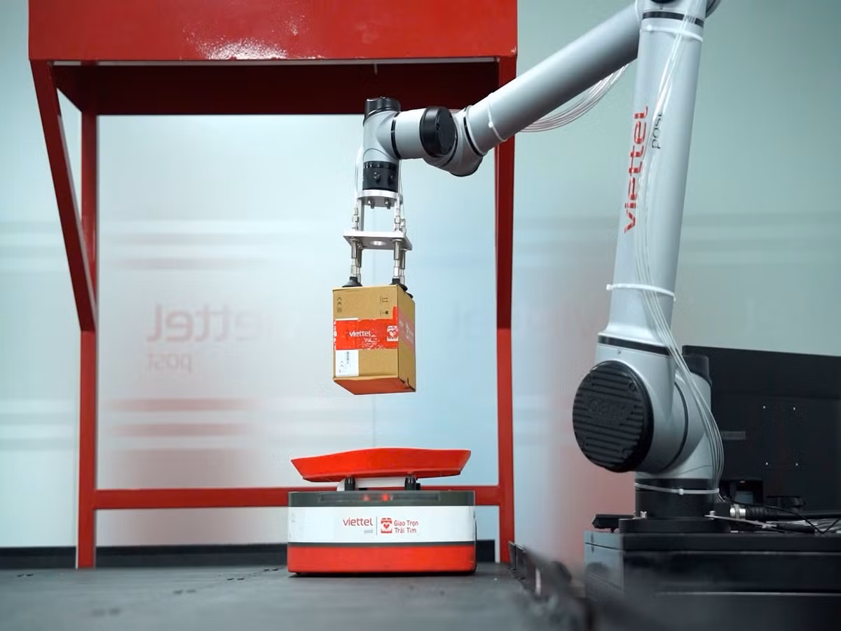 Viettel Post đã khai trương Tổ hợp công nghệ chia chọn thông minh. Tổ hợp công nghệ chia chọn thông minh Viettel Post có mức tự động hóa cao nhất Việt Nam, sử dụng robot tự hành chia chọn hàng hoá (robot AGV), hệ thống chia hàng lớn (Wheel Sorter Matrix) và hệ thống chia chọn dạng băng tải (Cross-belt Sorter). Viettel Post là công ty logistics đầu tiên tại Việt Nam triển khai công nghệ robot AGV.