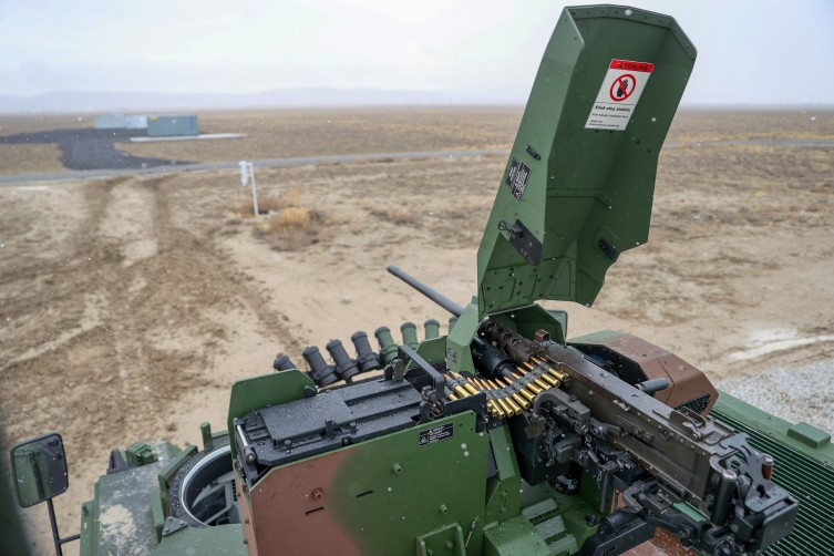 Cách tiếp cận này rất quan trọng vì nó ưu tiên khả năng vận hành và mở rộng quy mô hơn là một nguyên mẫu hoàn toàn mới: việc hiện đại hóa khung gầm cũ có thể giảm rủi ro mua sắm, tận dụng các thói quen đào tạo và bảo trì đã được thiết lập, và hỗ trợ việc triển khai nhanh hơn trong hạm đội nếu chương trình vượt ra ngoài giai đoạn giao hàng đầu tiên mang tính biểu tượng.