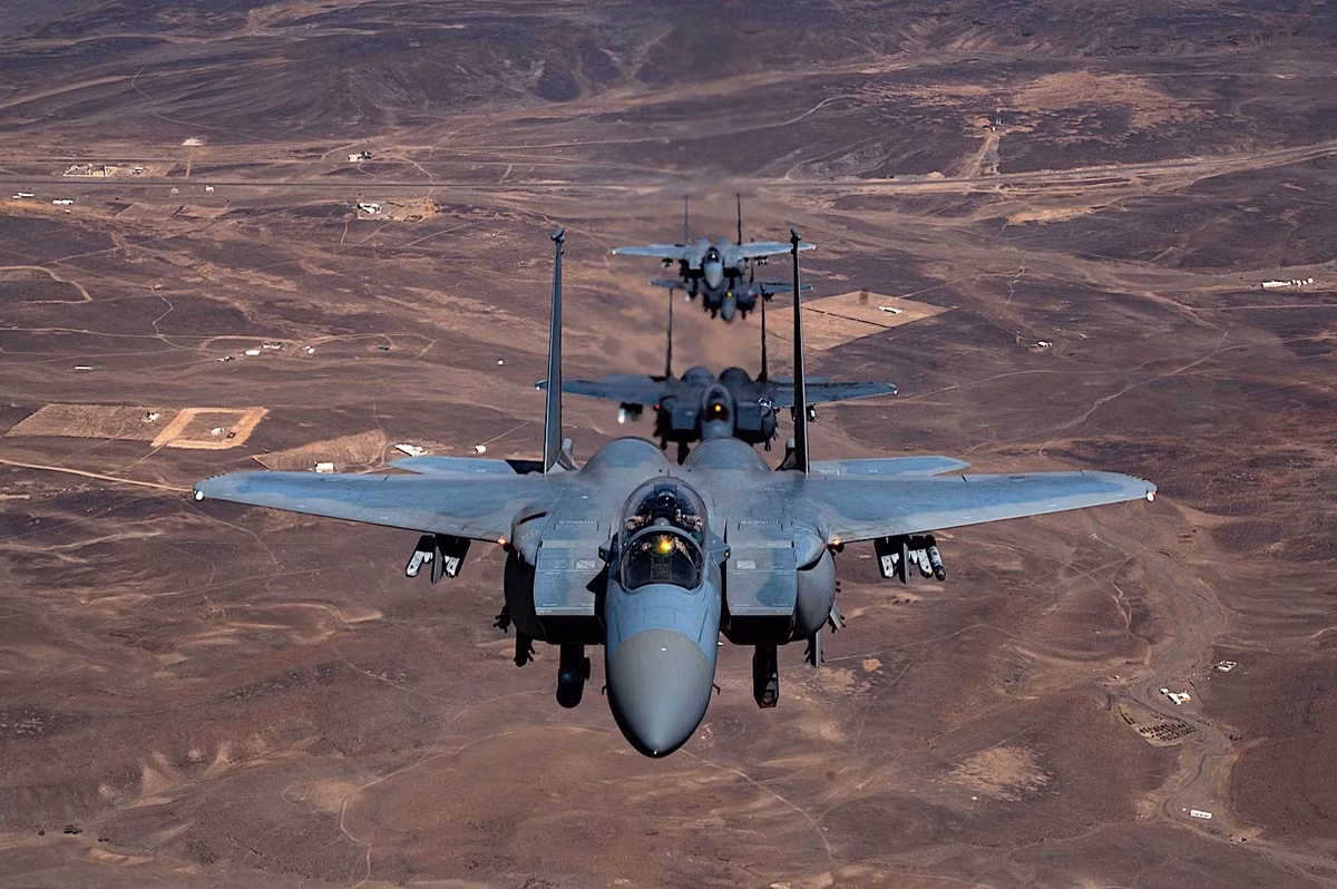 Được thiết kế bởi McDonnell Douglas, F-15 Eagle lần đầu bay thử vào tháng 7 năm 1972 và chính thức được biên chế vào Không quân Hoa Kỳ từ năm 1976.