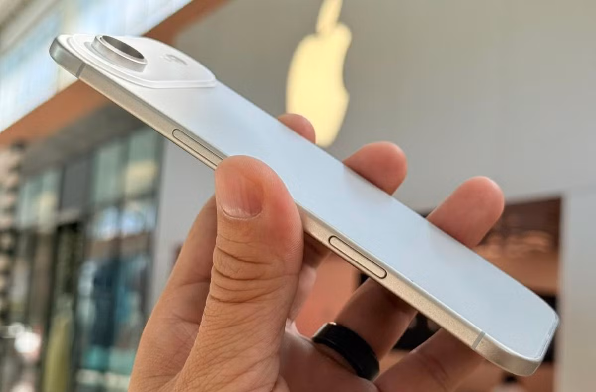 Thiết kế chỉ dành cho eSIM giúp tiết kiệm không gian hơn, và có hai ốp lưng tùy chỉnh – một ốp MagSafe và một ốp Bumper mỏng – để giữ cho thiết bị tuyệt đẹp này luôn an toàn.