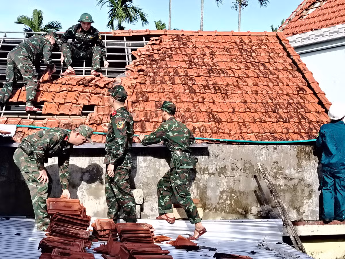 Gió lớn cũng khiến nhiều nhà dân bị tốc mái.