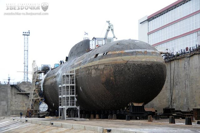 Quá trình sửa chữa ban đầu gặp nhiều trục trặc, với sự chậm trễ do hạn chế về tài chính và năng lực sửa chữa tại một cơ sở ở Kamchatka. Năm 2013, tàu ngầm được chuyển đến Trung tâm Sửa chữa Tàu Zvezdochka ở Severodvinsk, nơi có cơ sở hạ tầng tốt hơn và đội ngũ công nhân lành nghề, nhưng ngay cả nỗ lực này cũng bị đình trệ, dẫn đến việc Nga tuyên bố tàu ngầm không thể phục hồi vào năm 2022.