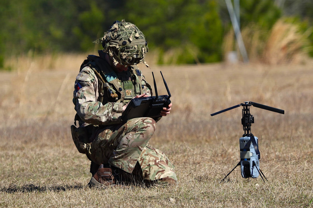 Chỉ khi người điều khiển xác nhận mục tiêu hợp lệ, hệ thống mới tiến hành tấn công, qua đó giảm thiểu nguy cơ đánh nhầm và thiệt hại ngoài ý muốn.