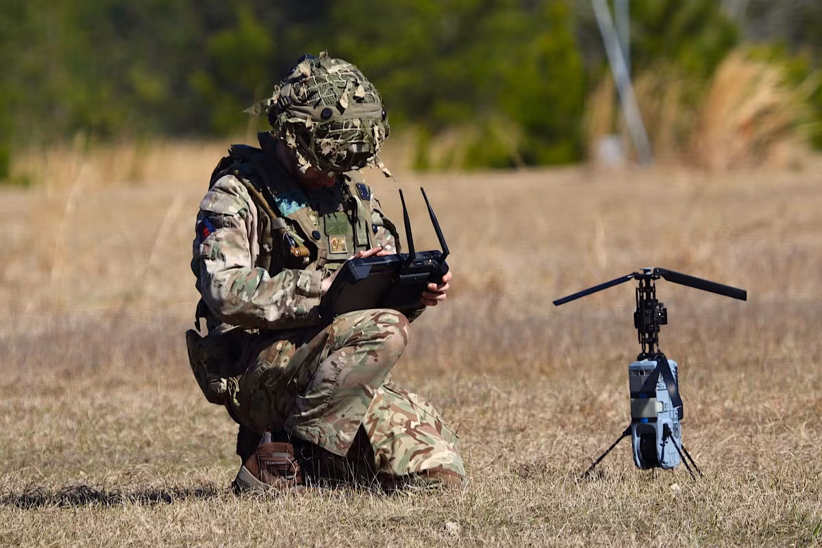 Chỉ khi người điều khiển xác nhận mục tiêu hợp lệ, hệ thống mới tiến hành tấn công, qua đó giảm thiểu nguy cơ đánh nhầm và thiệt hại ngoài ý muốn.