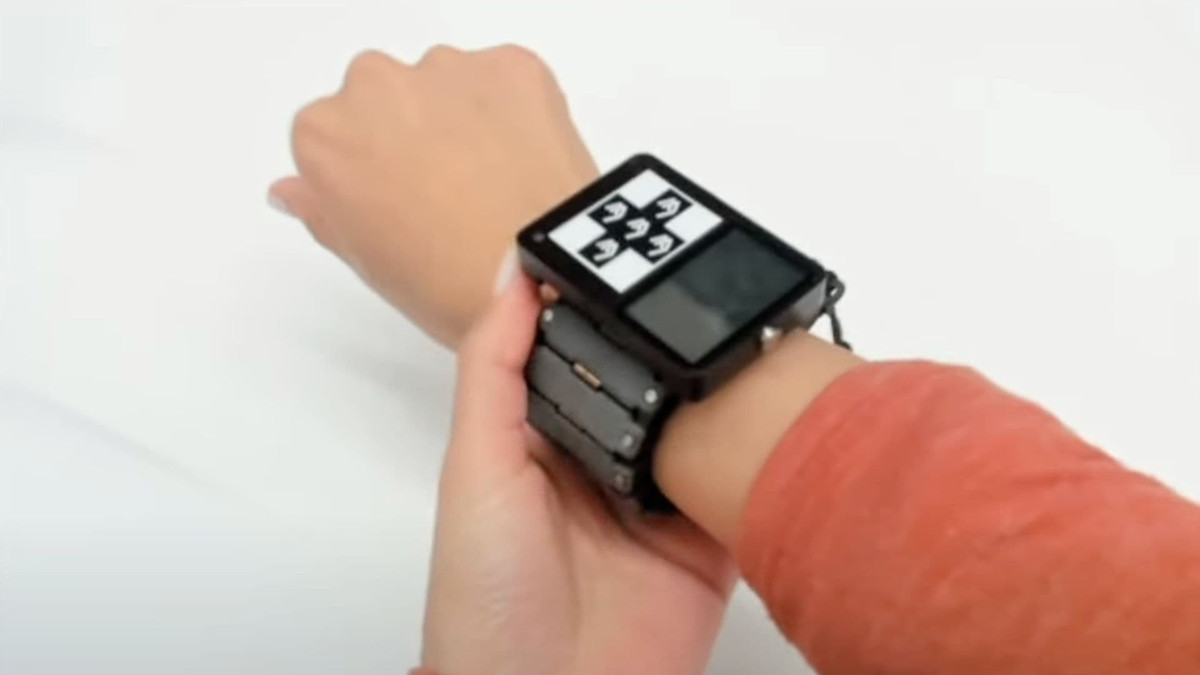 Được thiết kế bởi các nhà nghiên cứu tại Meta, gã khổng lồ công nghệ sở hữu Facebook, Instagram và WhatsApp, công nghệ thử nghiệm này đọc các tín hiệu điện xung qua cơ bắp của bạn khi bạn di chuyển ngón tay. Những tín hiệu này, được tạo ra bởi các lệnh được gửi từ não của bạn, có thể tiết lộ những gì bạn sắp làm ngay cả trước khi bạn làm điều đó, như công ty đã trình bày chi tiết trong một bài báo nghiên cứu được công bố hôm thứ Tư trên tạp chí Nature.