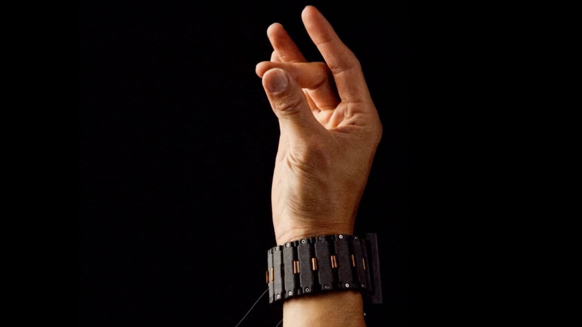 Pin, bộ xử lý và kết nối Bluetooth của thiết bị được đặt trong một khoang máy tính kỹ thuật số riêng biệt. Việc tách biệt các thành phần này được thiết kế để giữ cho khu vực cảm biến nhẹ, trong khi các bộ phận xử lý nặng hơn được đặt trên cổ tay để tạo sự thoải mái cho người dùng.