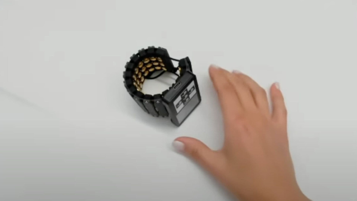 Không giống như một số hệ thống EMG truyền thống đòi hỏi phải chuẩn bị da hoặc gel dẫn điện, thiết bị đeo này sử dụng điện cực khô. Các điện cực này hoạt động ngay khi tiếp xúc, cho phép sử dụng ngay mà không cần thiết lập thêm. Vật liệu mạ vàng được thiết kế để duy trì tiếp xúc liên tục.