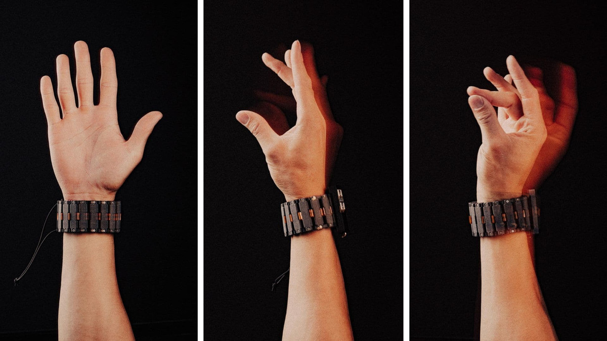 Chỉ với một cú xoay nhẹ cổ tay, bạn có thể đẩy con trỏ trên màn hình máy tính xách tay của mình. Nếu bạn chạm ngón tay cái vào ngón trỏ, bạn có thể mở một ứng dụng trên máy tính để bàn. Và khi bạn viết tên của mình lên không trung, như thể bạn đang cầm bút chì, các chữ cái sẽ xuất hiện trên điện thoại thông minh của bạn.