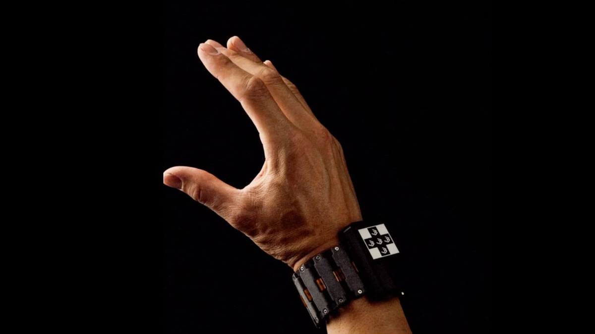 Công nghệ sEMG-RD hỗ trợ nhiều tương tác khác nhau ngoài việc điều khiển con trỏ cơ bản. Người dùng có thể điều hướng giao diện và chọn mục bằng cách chụm ngón tay, vuốt ngón cái và chạm ngón cái. Ngoài ra, hệ thống còn cho phép nhập văn bản bằng cách mô phỏng chữ viết tay, đạt tốc độ nhập khoảng 20,9 từ mỗi phút.