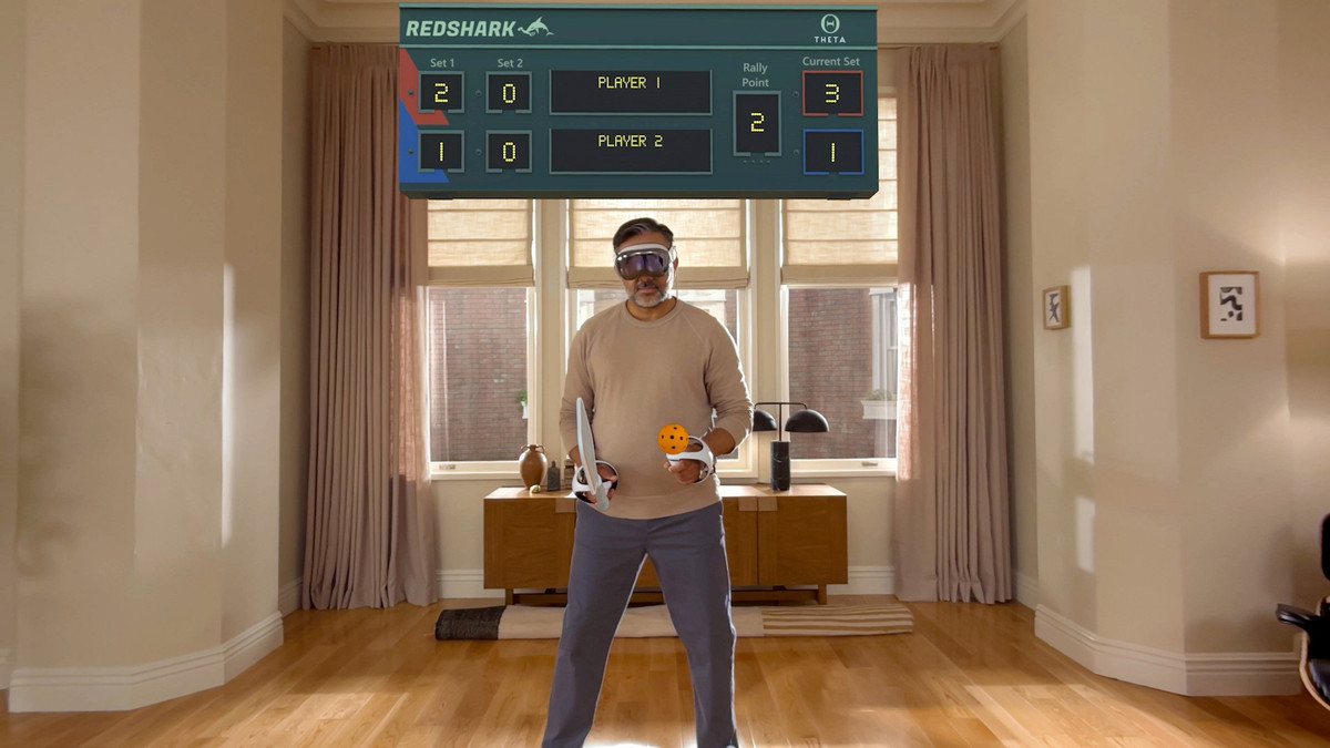 Vision Pro vẫn còn tồn tại. Apple vẫn chưa quên sản phẩm kính thực tế hỗn hợp của mình khi tung ra bộ cập nhật phần mềm mới cho nền tảng VisionOS. Đầu tiên, người dùng Apple Vision Pro có thể mong đợi nhiều bản cập nhật không gian với VisionOS 26: các ứng dụng, trang web và nội dung sẽ trở nên sống động hơn nhờ các đối tượng 3D được cải thiện và hỗ trợ hình ảnh 3D. Personas cũng sẽ được cải tiến về mặt hình ảnh, với các tính năng được định nghĩa rõ ràng hơn và ít có vẻ ma quái hơn, cộng với việc game thủ sẽ sớm có thể sử dụng bộ điều khiển PSVR 2 của họ với tai nghe của Apple.