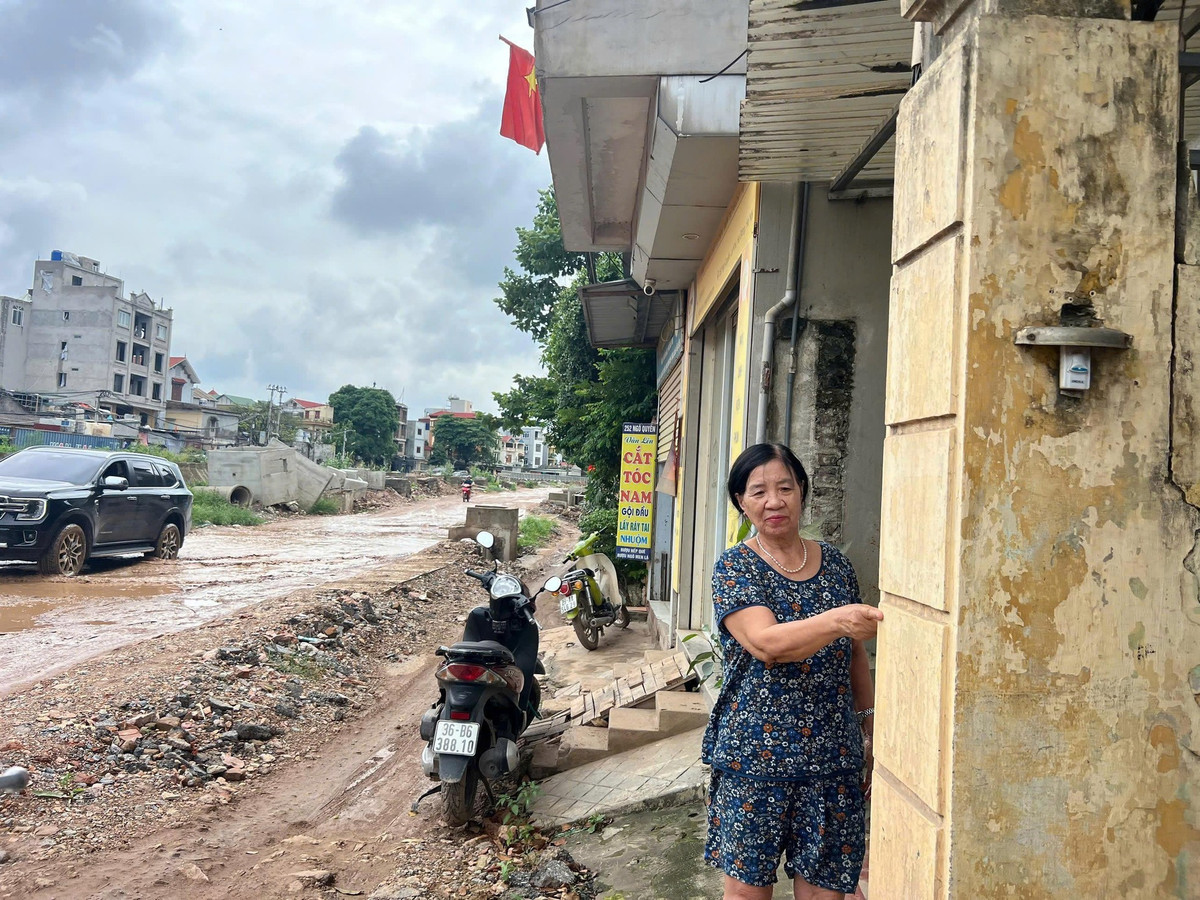 Bà Phan Ngọc Diệp (số nhà 250 Ngô Quyền, phường Hà Đông) chỉ vị trí độ cao tuyến đường Ngô Quyền sau khi hoàn thành so với căn nhà bà hiện tại.