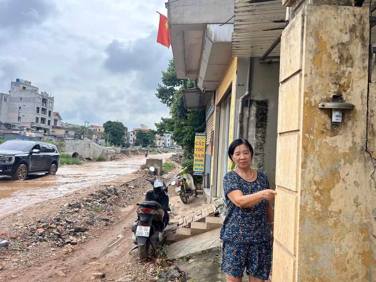 Bà Phan Ngọc Diệp (số nhà 250 Ngô Quyền, phường Hà Đông) chỉ vị trí độ cao tuyến đường Ngô Quyền sau khi hoàn thành so với căn nhà bà hiện tại.