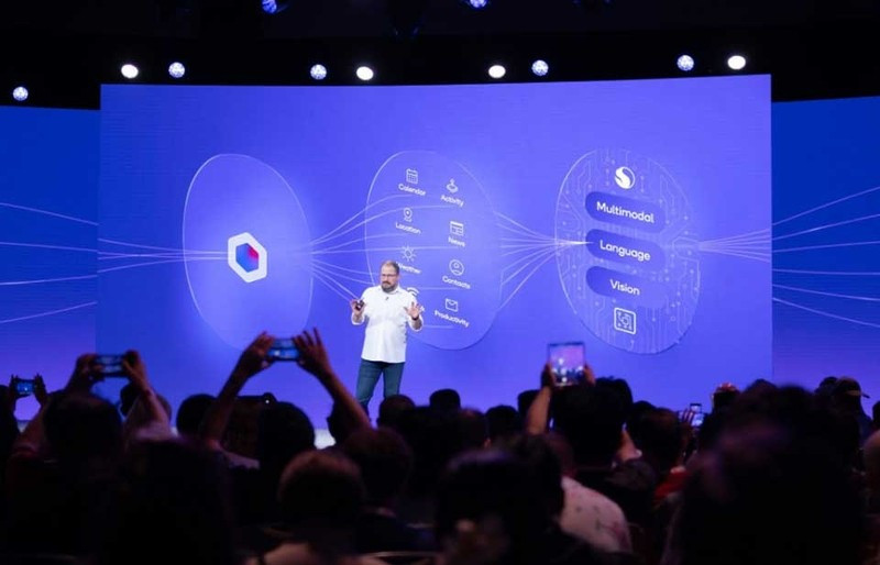 Qualcomm cũng giới thiệu công nghệ Sensing Hub hoàn toàn mới. Hệ thống này kết hợp dữ liệu từ microphone và các cảm biến để liên tục nhận diện ngữ cảnh và ý định của người dùng. Theo Qualcomm, tính năng này cho phép các trợ lý AI hoạt động chủ động, đưa ra các đề xuất cá nhân hóa theo thời gian thực.